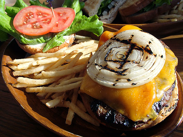 カリカリベーコンのチーズバーガー